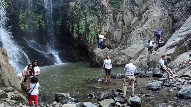 Binlerce Kilometreden Ayaklarını Bu Suya Sokmak İçin Geliyorlar