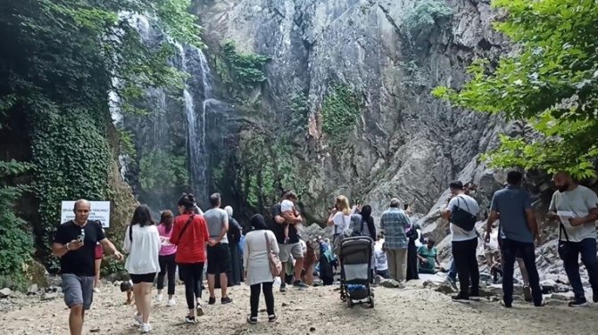 Binlerce Kilometreden Ayaklarını Bu Suya Sokmak İçin Geliyorlar