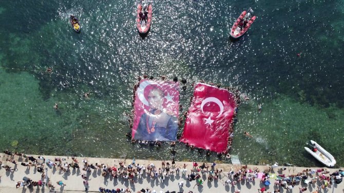 Bayrağı Gören Dalgalandırmak İçin Denize Atladı