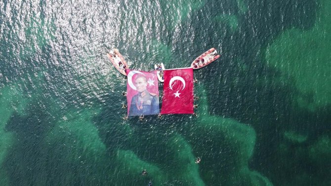 Bayrağı Gören Dalgalandırmak İçin Denize Atladı