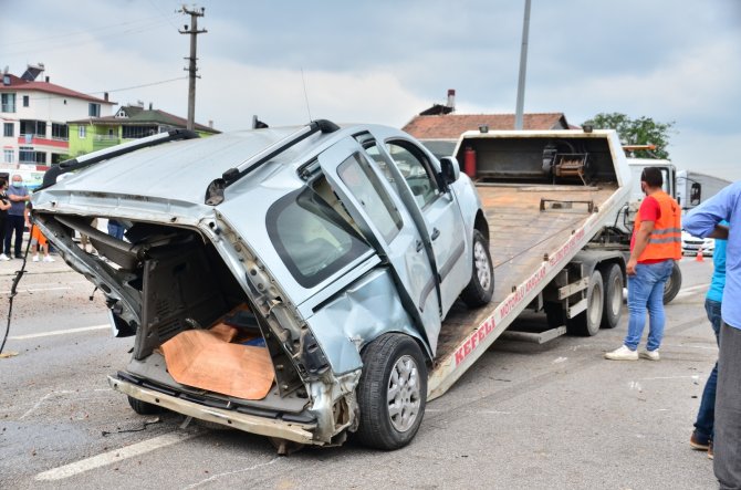Lüks Otomobil Hafif Ticari Araca Çarptı: 2 Ölü