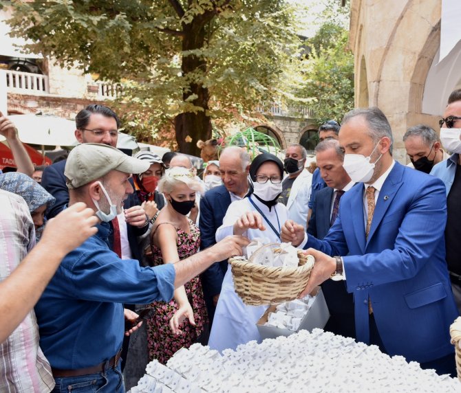 6 Asırlık Handa Develi Koza Mezadı