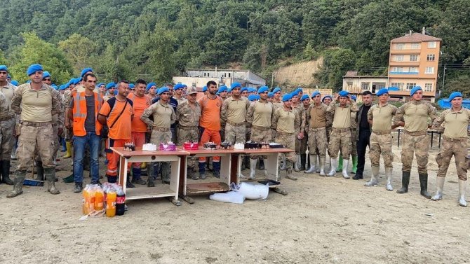 Ayancık’ta Yaraları Saran Mehmetçik’e Doğum Günü Sürprizi