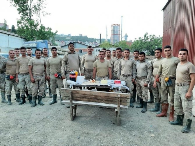 Ayancık’ta Yaraları Saran Mehmetçik’e Doğum Günü Sürprizi