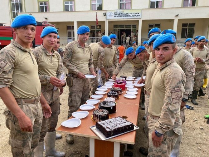 Ayancık’ta Yaraları Saran Mehmetçik’e Doğum Günü Sürprizi