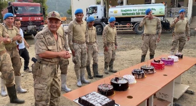 Ayancık’ta Yaraları Saran Mehmetçik’e Doğum Günü Sürprizi