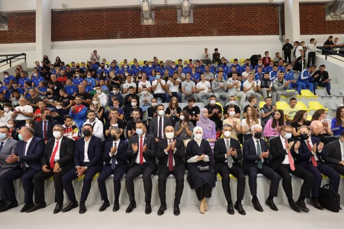 Dışişleri Bakanı Çavuşoğlu, Yeni Pazar Spor Akademisi’nin Açılışına Katıldı