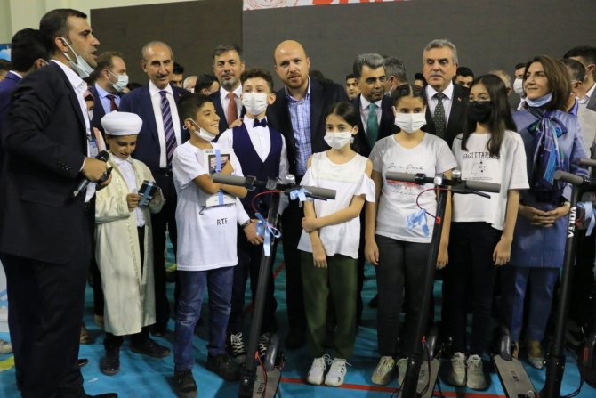 Bilal Erdoğan “Bir Sabah Gelecek Kardan Aydınlık” Şiirini Marş Seklinde Seslendirdi