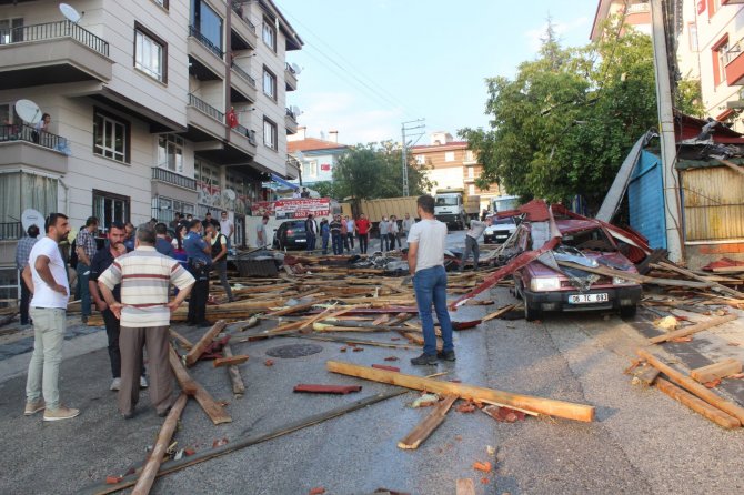 Ankara’da Fırtınada 3 Binanın Çatısı Uçtu