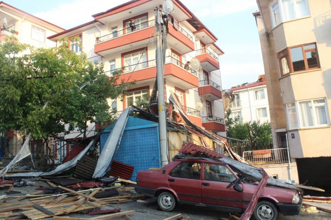 Ankara’da Fırtınada 3 Binanın Çatısı Uçtu