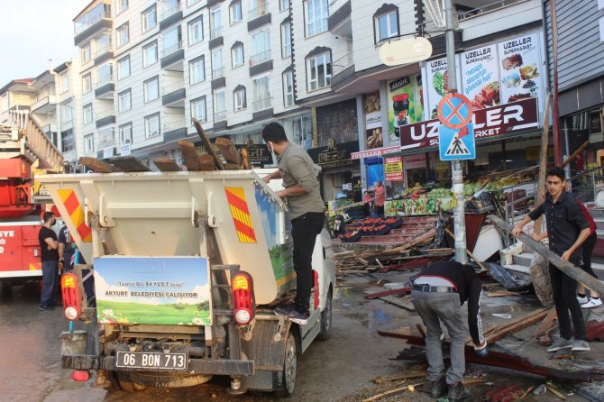 Ankara’da Fırtınada 3 Binanın Çatısı Uçtu