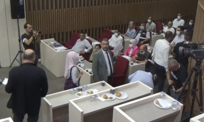 Bolu’da, Ak Parti’li Meclis Üyeleri Salonu Terk Ederek Özcan’ı Protesto Etti