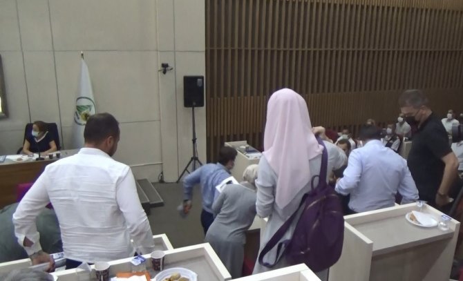 Bolu’da, Ak Parti’li Meclis Üyeleri Salonu Terk Ederek Özcan’ı Protesto Etti
