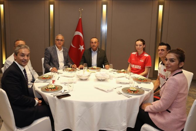 Dışişleri Bakanı Çavuşoğlu, Belgrad’da Filenin Sultanları’yla Buluştu