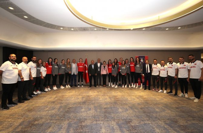 Dışişleri Bakanı Çavuşoğlu, Belgrad’da Filenin Sultanları’yla Buluştu
