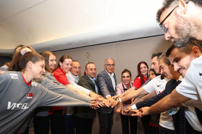 Dışişleri Bakanı Çavuşoğlu, Belgrad’da Filenin Sultanları’yla Buluştu