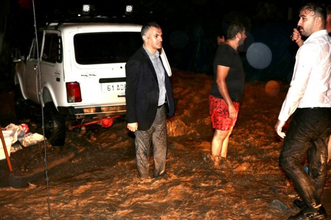 Trabzon’da Şiddetli Yağış Yomra İlçesinde Su Baskınlarına Neden Oldu