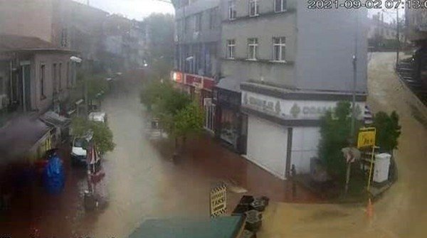 Caddeler Göle Döndü, Dükkanlar Sular İçerisinde Kaldı