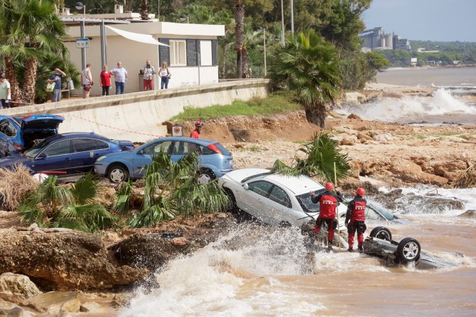 İ̇spanya’da Sel Suları Araçları Denize Sürükledi, 5 Bin Ev Elektriksiz Kaldı