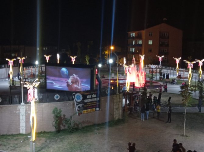 Hakkari’de Açık Hava Sineme Günlerine Yoğun İlgi