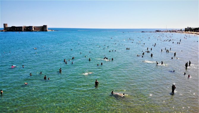 Turizmin Merkezi Kızkalesi’nde Pazar Yoğunluğu