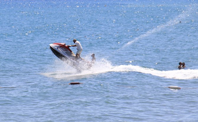 Turizmin Merkezi Kızkalesi’nde Pazar Yoğunluğu