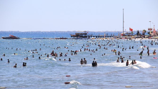 Turizmin Merkezi Kızkalesi’nde Pazar Yoğunluğu