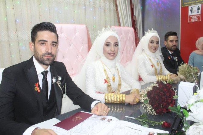 İ̇kiz Erkek Kardeş, İkiz Kız Kardeş İle Aynı Düğünde Evlendi