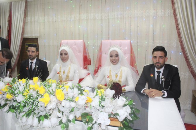 İ̇kiz Erkek Kardeş, İkiz Kız Kardeş İle Aynı Düğünde Evlendi