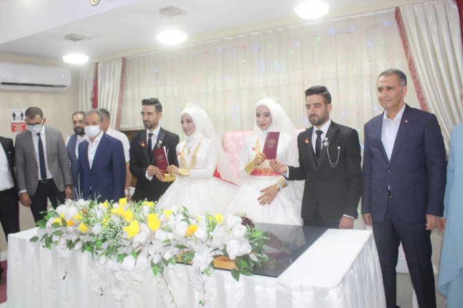 İ̇kiz Erkek Kardeş, İkiz Kız Kardeş İle Aynı Düğünde Evlendi