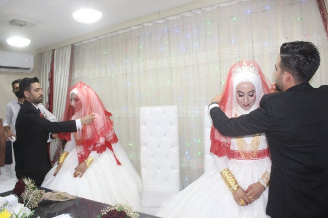 İ̇kiz Erkek Kardeş, İkiz Kız Kardeş İle Aynı Düğünde Evlendi
