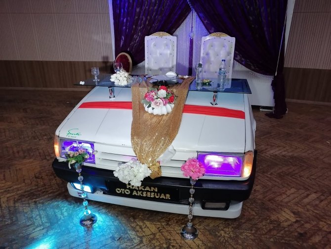Otomobilin Ön Tarafını Kesti Gelin Damat Masası Yaptı