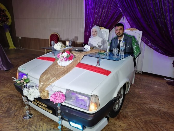 Otomobilin Ön Tarafını Kesti Gelin Damat Masası Yaptı