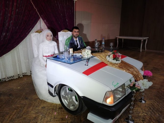 Otomobilin Ön Tarafını Kesti Gelin Damat Masası Yaptı