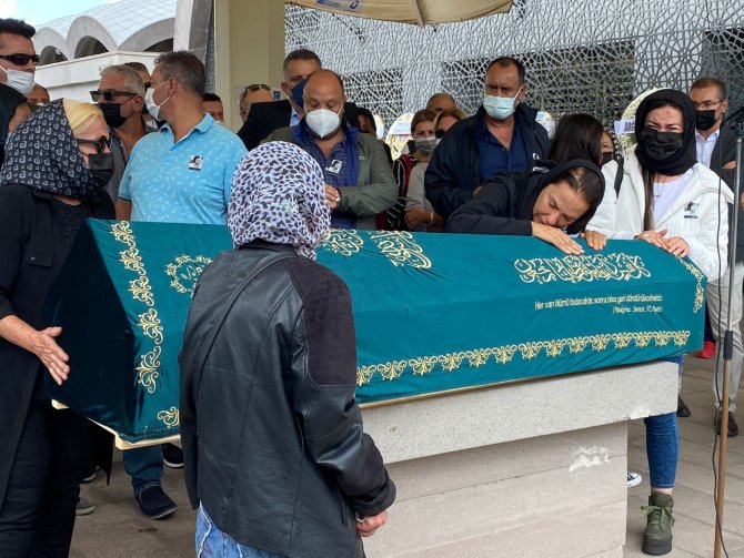 Yeşim Salkım, Babasını Son Yolculuğuna Uğurladı