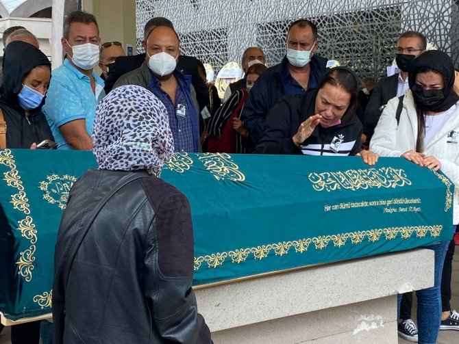 Yeşim Salkım, Babasını Son Yolculuğuna Uğurladı