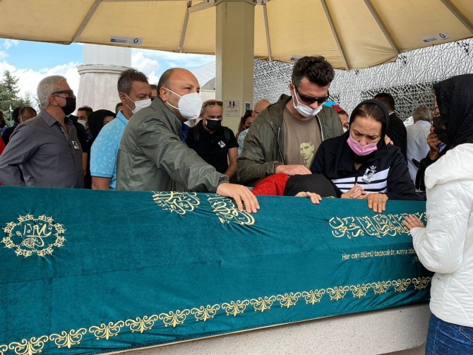 Yeşim Salkım, Babasını Son Yolculuğuna Uğurladı