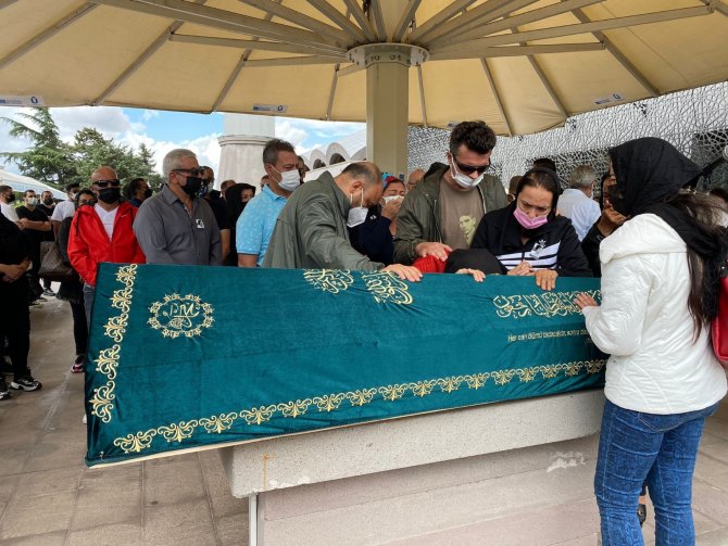 Yeşim Salkım, Babasını Son Yolculuğuna Uğurladı