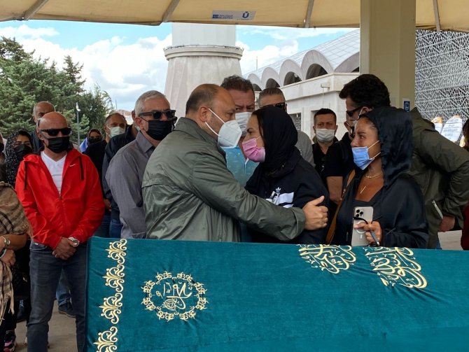 Yeşim Salkım, Babasını Son Yolculuğuna Uğurladı