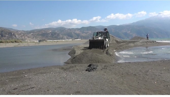 Asi Nehrinin Akdeniz İle Buluştuğu Alanda Petrol Önlemi