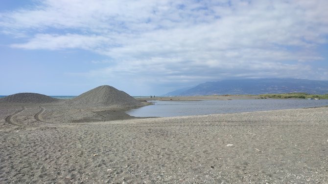 Asi Nehrinin Akdeniz İle Buluştuğu Alanda Petrol Önlemi