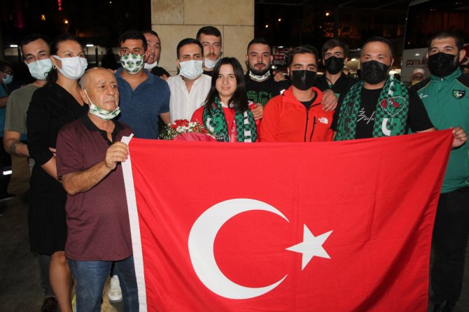 Paralimpik Oyunlarından Altınla Dönen Şeydanur Kaplan Coşkuyla Karşılandı