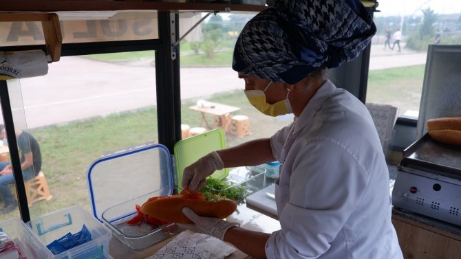 Fedakar Anne Hasta Oğlunun Tedavi Masrafları İçin Minibüste Köfte Satıyor