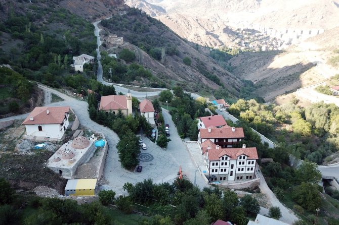 142 Yıllık Sarı Mektep’te Restorasyon Çalışmaları Devam Ediyor