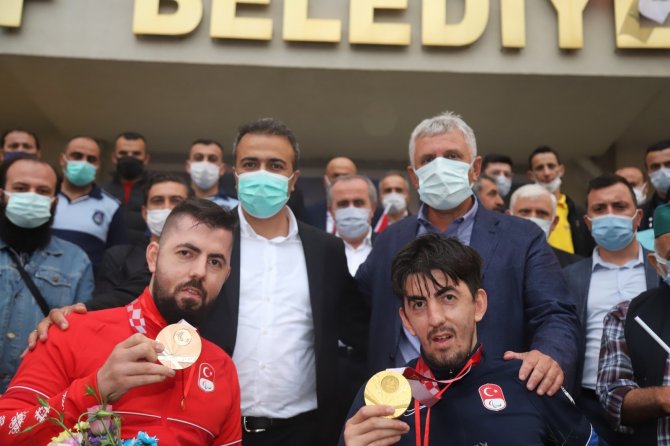 Türkiye’nin Gururu Olan Sporcular Memleketleri Of’ta Coşkuyla Karşılandı