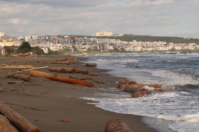 Ayancık’ta Sel Sularının Denize Sürüklediği Tomruklar Samsun Sahillerinde