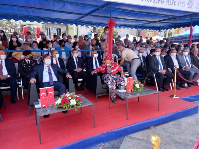 Sahneye Çıkan Büyükşehir Belediye Başkanı’nın Koltuğuna Oturan Yaşlı Kadını Güçlükle İkna Ettiler