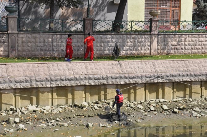 Porsuk Çayı’nda Sular Çekildi, Kirlilik Ortaya Çıktı