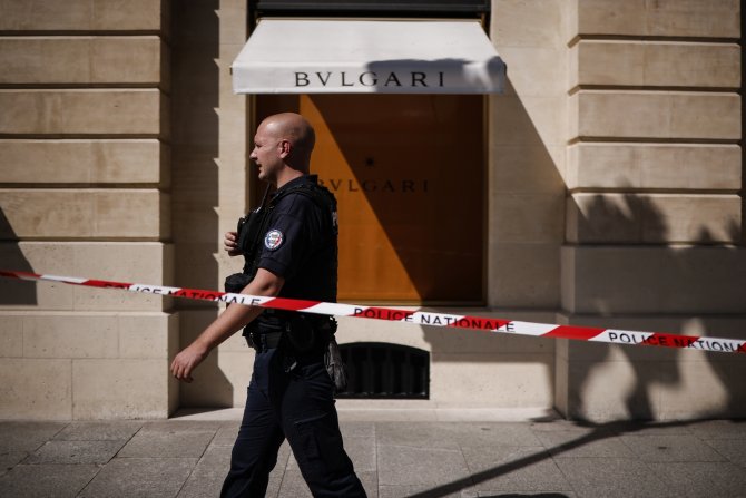 Paris’te Ünlü Kuyumcu Mağazasından 10 Milyon Euroluk Mücevher Çalındı