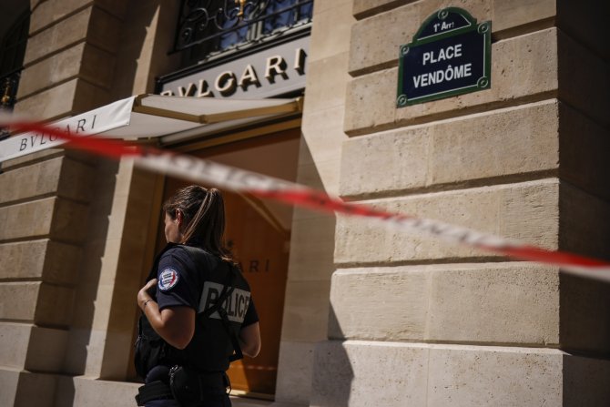 Paris’te Ünlü Kuyumcu Mağazasından 10 Milyon Euroluk Mücevher Çalındı
